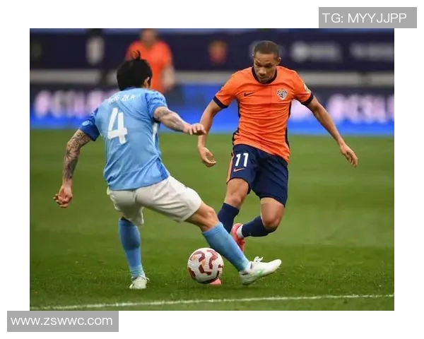 中国足球球星街头踢野球展示惊人技巧与默契配合引爆球迷热议